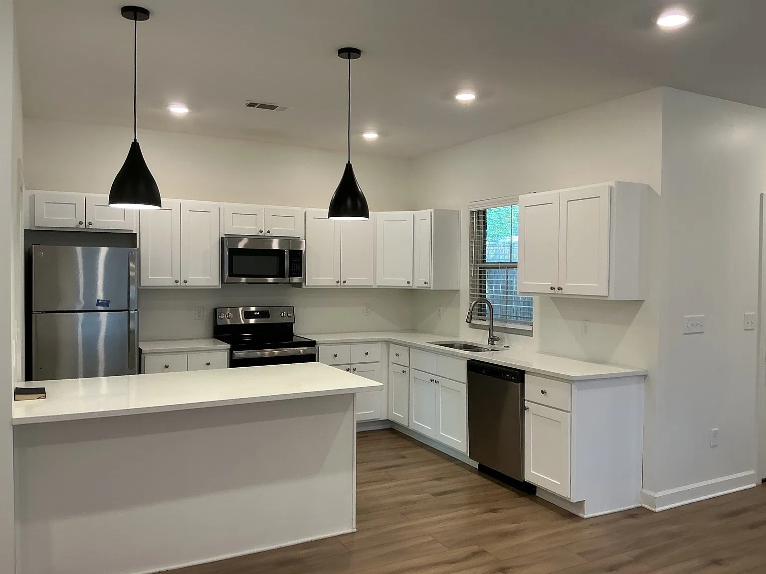 3 bed, 1572 sqft, $1,850 — Photo 2