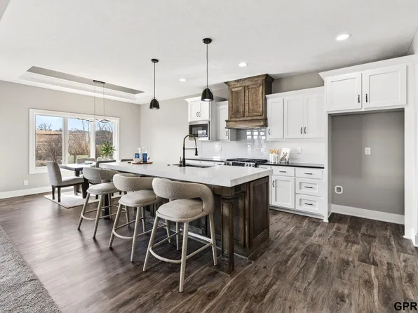 21825 Parkview Dr, Gretna, NE 68028