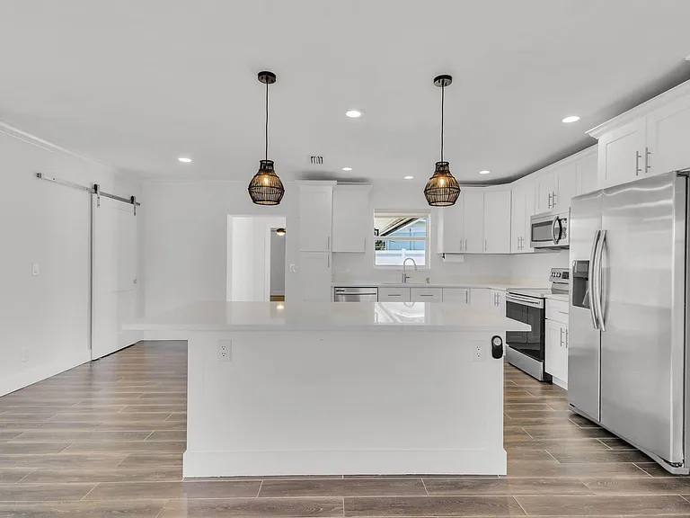 204 W Whitney Dr — Photo 11