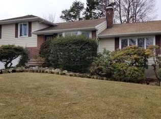 27 W Farms Ln, Commack, NY 11725