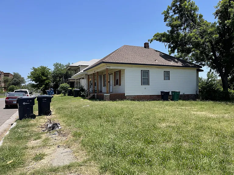1226 NW 8th St — Photo 2