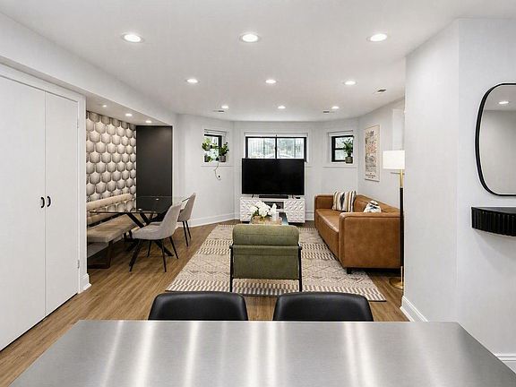 3rd image of 4733 N Kenmore Ave APT 4
