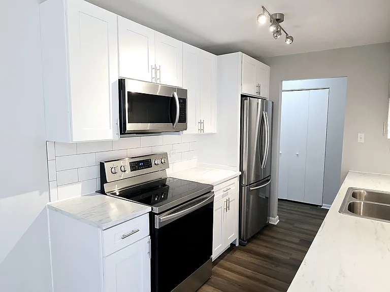 10 Oak Ave — Photo 1