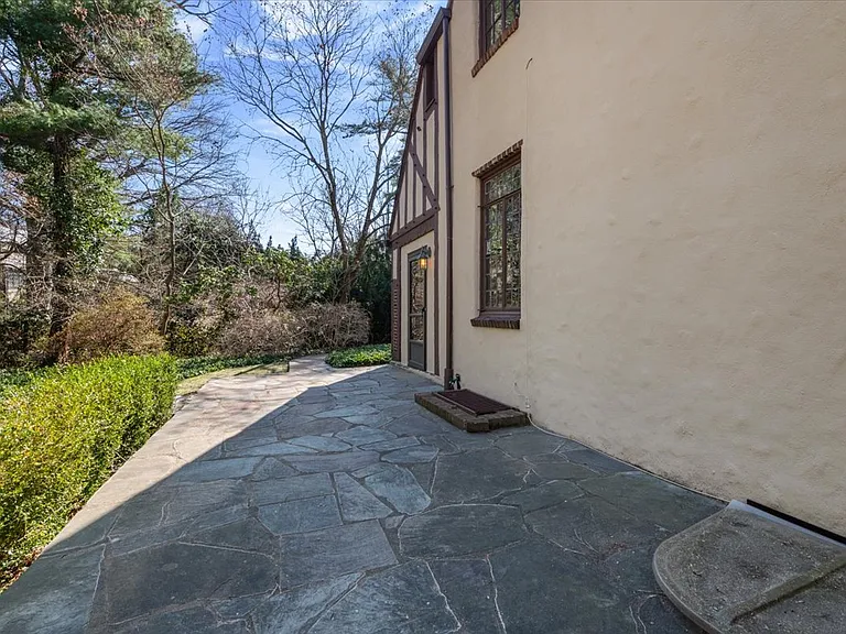 12 Hampton Rd — Photo 31