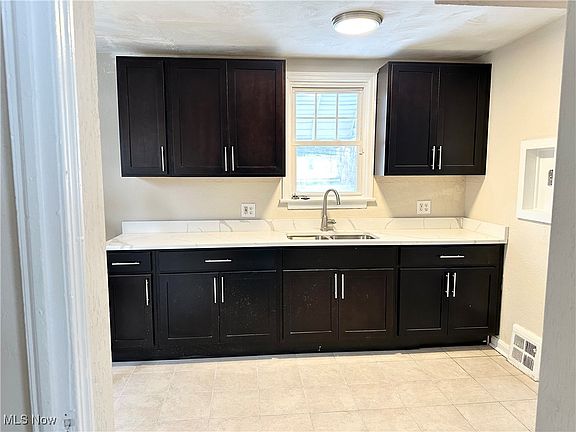 3rd image of 936 Vineshire Rd