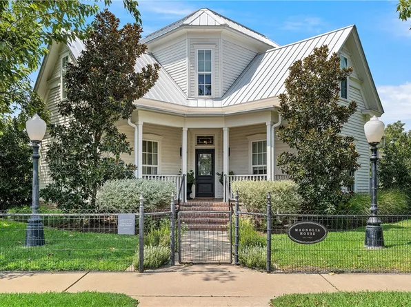 323 S Madison St, Mc Gregor, TX 76657