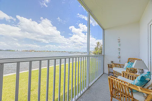 1516 S Lakeside Dr #203 Photo 1