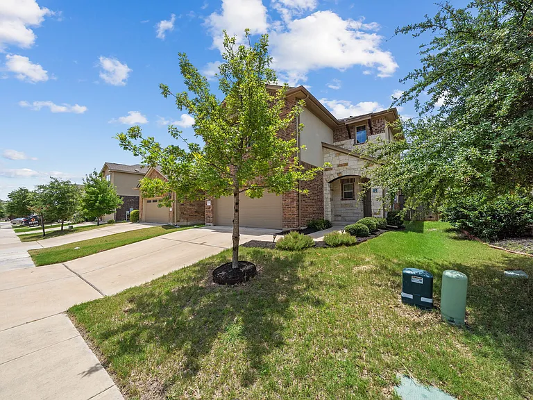 1026 Chad Loop — Photo 2