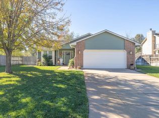 923 Clover Ln, Valley Center, KS 67147