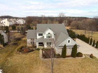 2527 Hay Creek Dr, Pinckney, MI