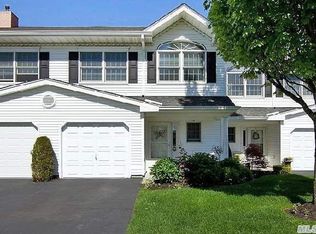 5 S Country Cmn, West Islip, NY 11795