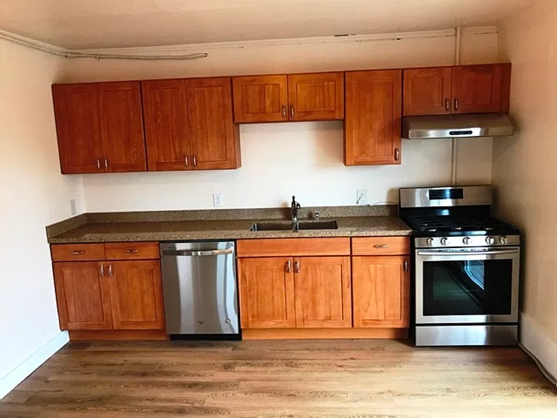 3 bed, 1.0 bath, 890 sqft, $3,100 — Photo 3