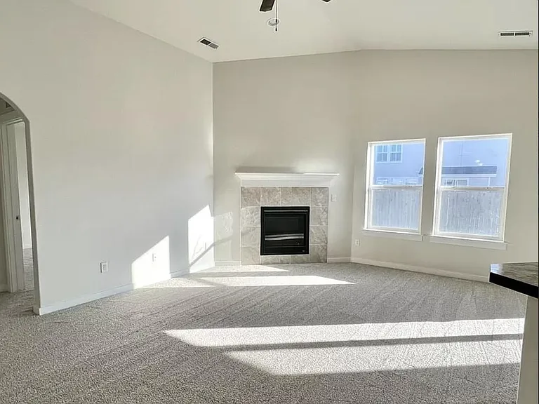715 SW Huebert St — Photo 4