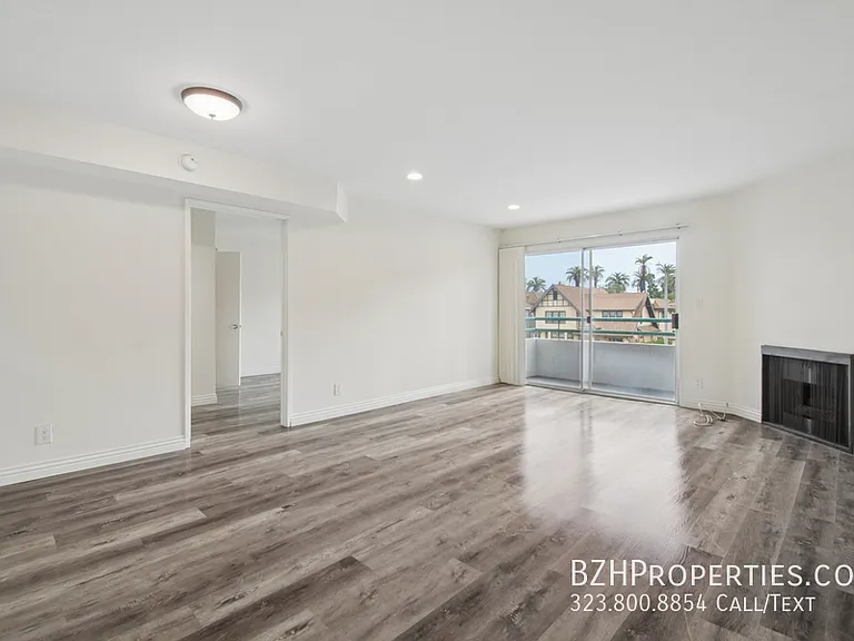 870 Crenshaw — Photo 2