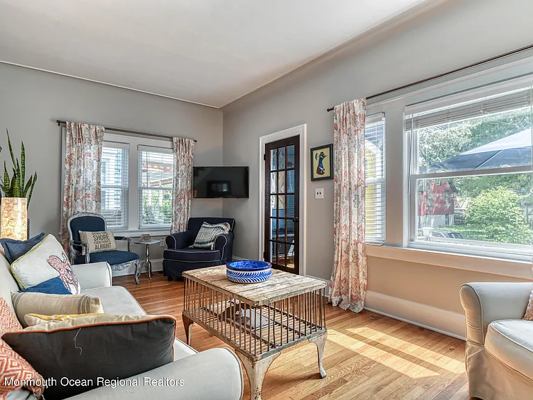 1505 Emory St #WINTER RENTAL — Photo 10