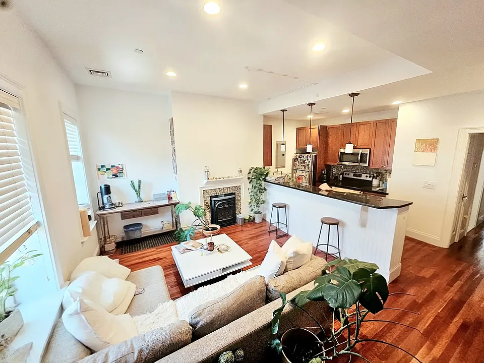 14 Temple St #4
