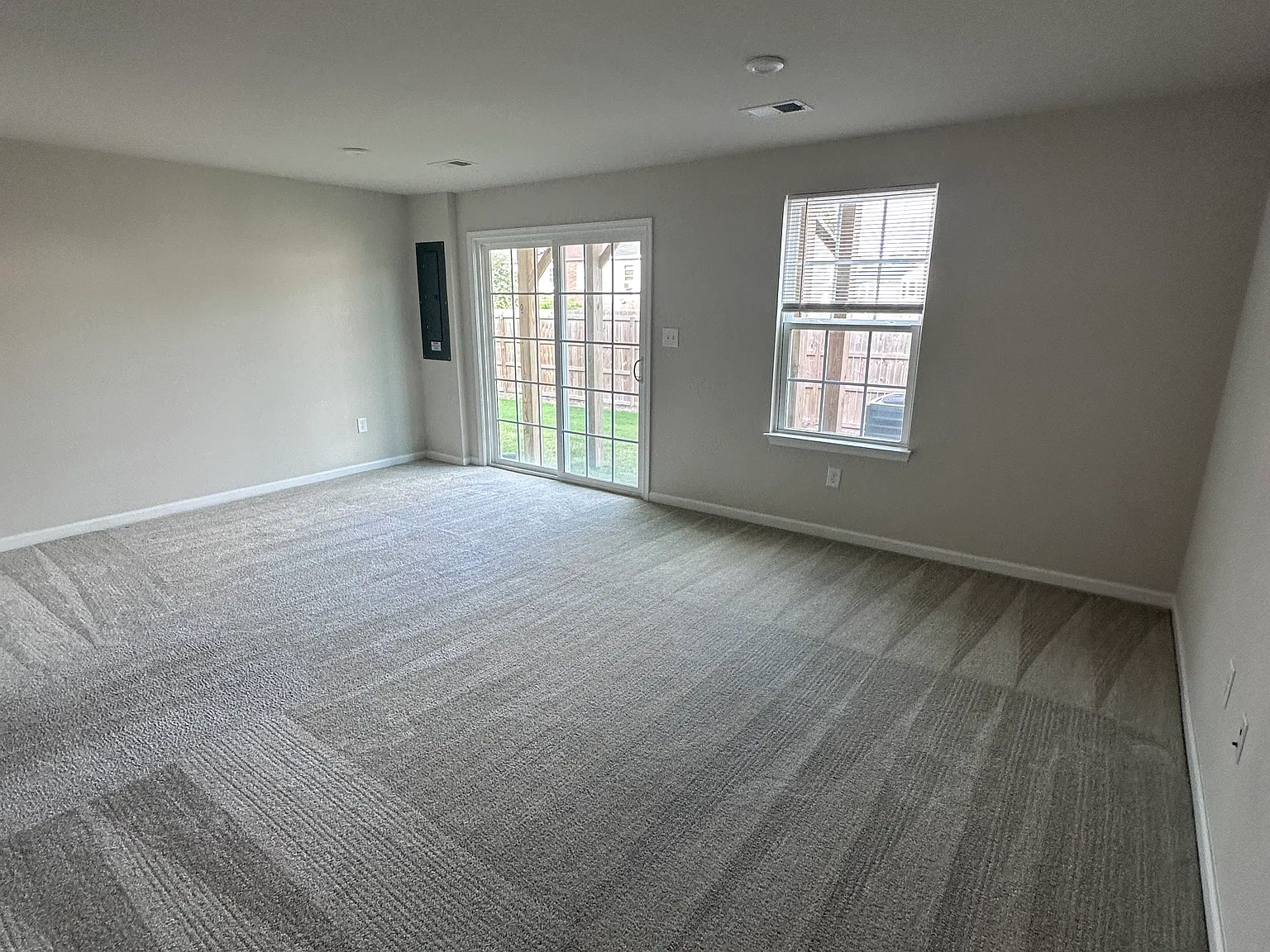 3 bed, 1916 sqft, $2,595 — Photo 4