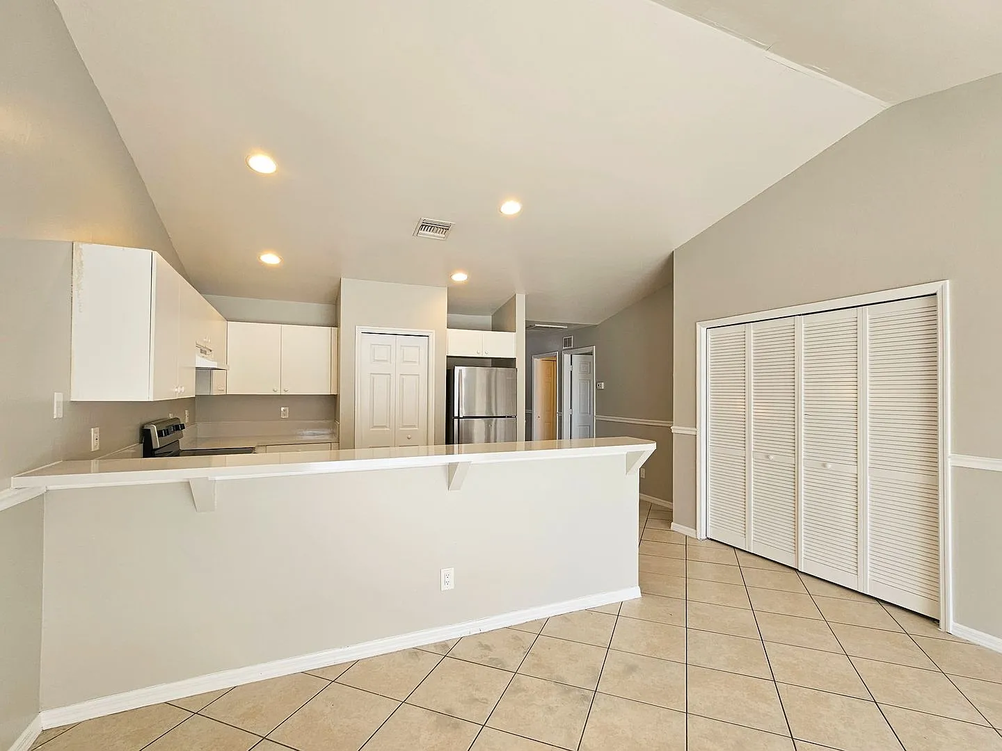 Well-maintained 3BR & 2BA w/1- car garage attached Duplex | lawn care and salt service included |... — Photo 4