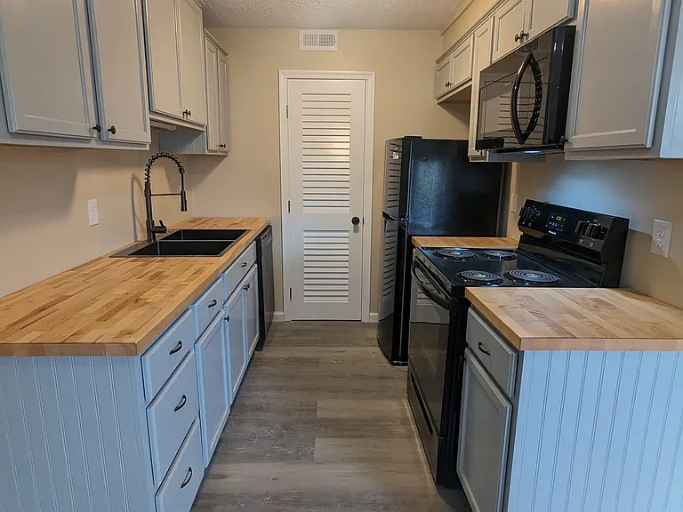 Colonial Heights Apartments — Photo 12