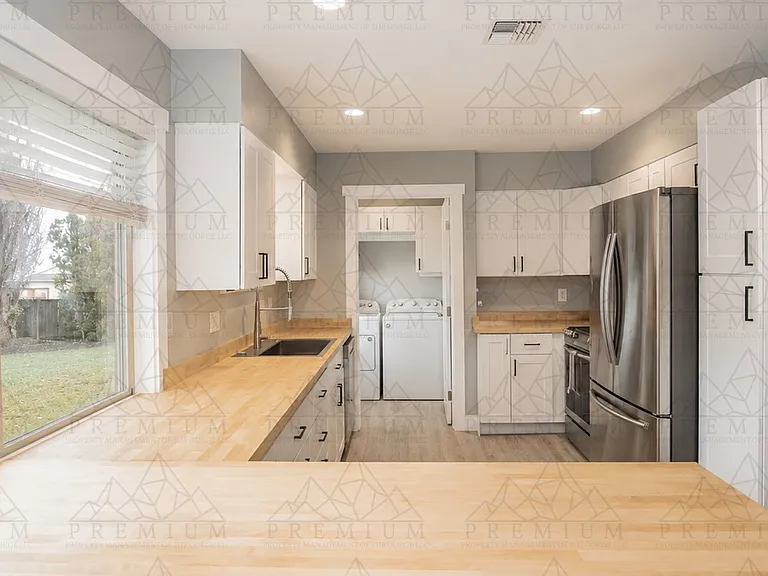 3504 Royal Crest Dr E — Photo 4