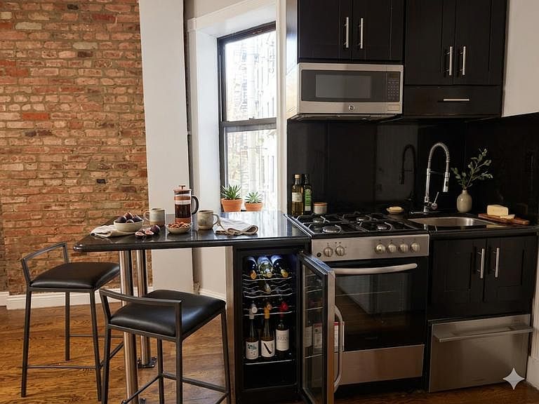 1st image of 325 E 5th St #B1x