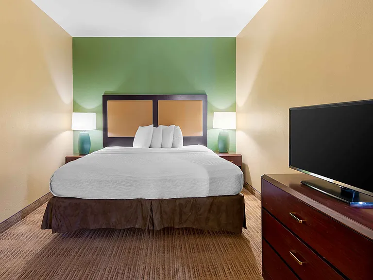 1 Bedroom Suite - 1 King Bed