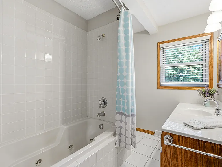 7804 N Seneca St — Photo 10