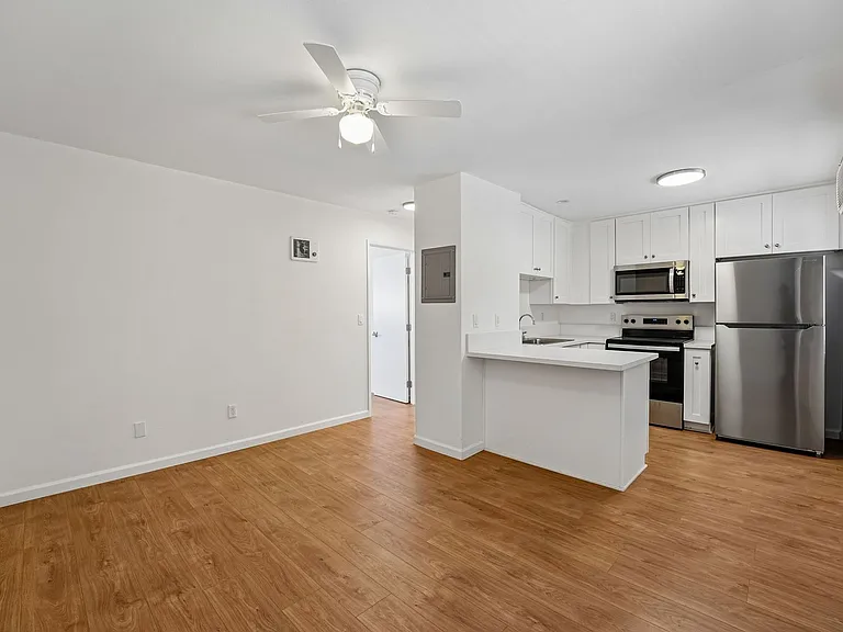 Parkhill Apts — Photo 2