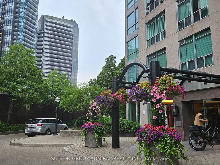 942 Yonge St #517 — Photo 3