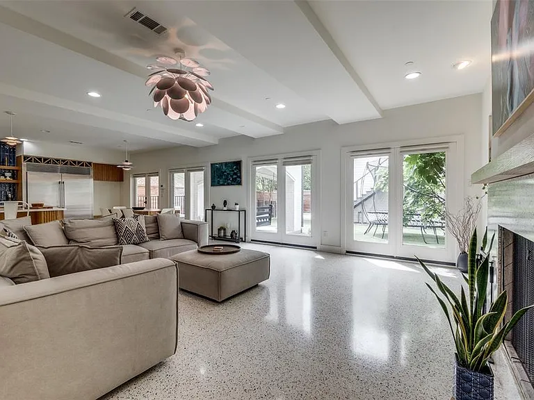 2829 Dyer St — Photo 15