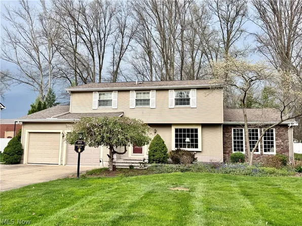 243 Greenbriar Dr, Cortland, OH 44410