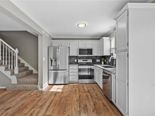 5792 NW Plantation Cir, Lees Summit, MO 64064