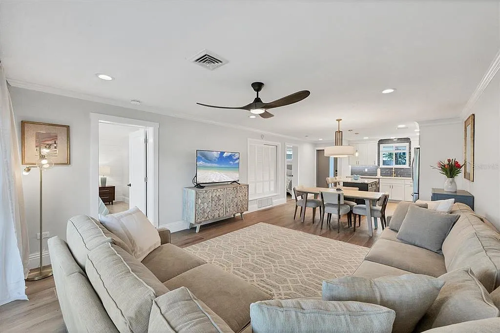 2 bed, 2.0 bath, 1034 sqft, $6,500 — Photo 4