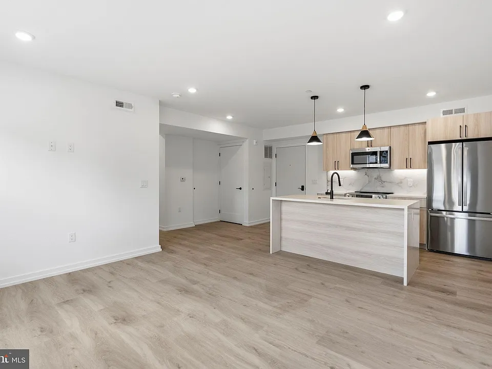 209 New St #5F