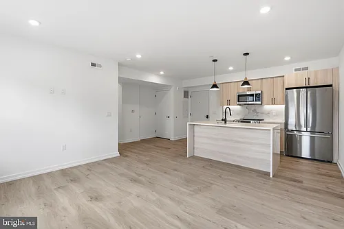209 New St #5F Photo 1