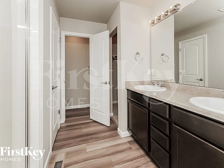 1902 Villageview Ln — Photo 12