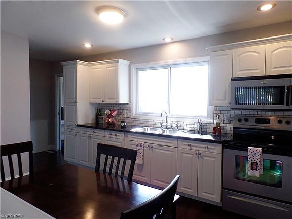 5th image of 3010 N Bayview Ln