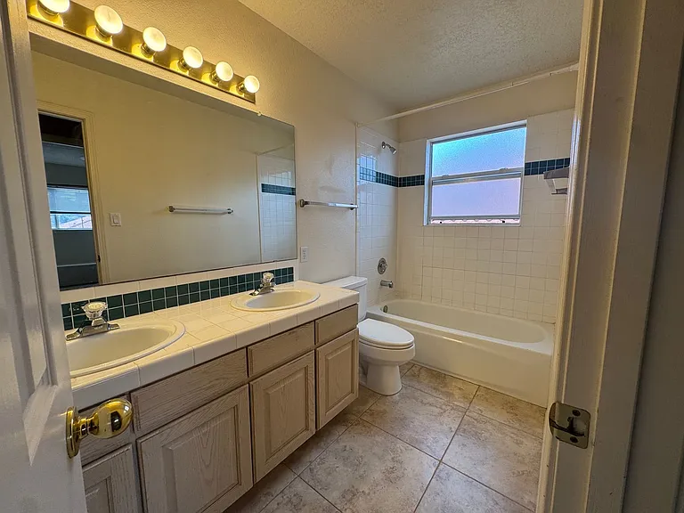 1142 Narcisco St NE — Photo 10