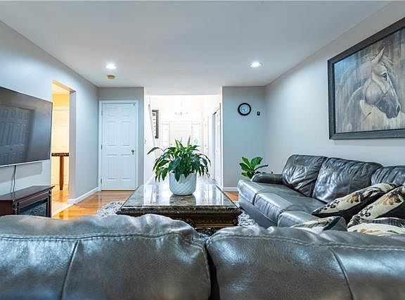 4th image of 222 Melissa Dr