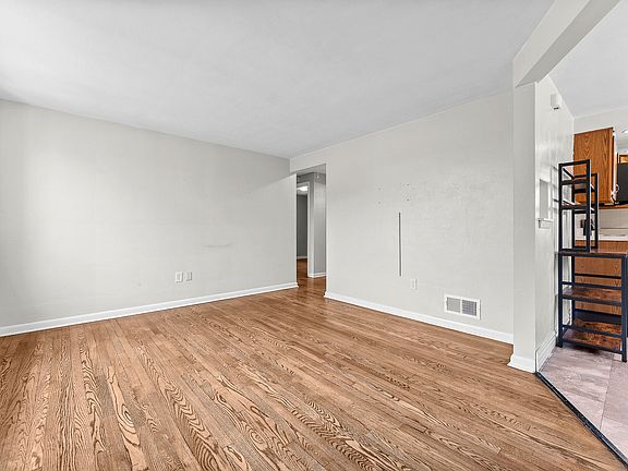 5th image of 654 Lois Dr