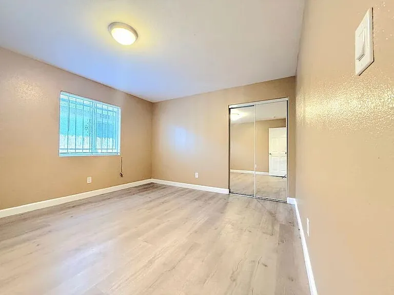 1385 E Vernon Ave — Photo 10