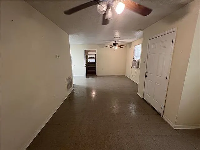 3 bed, 1.0 bath, 1080 sqft, $1,200 — Photo 2