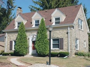 3120 W Layton Ave, Greenfield, WI 53221