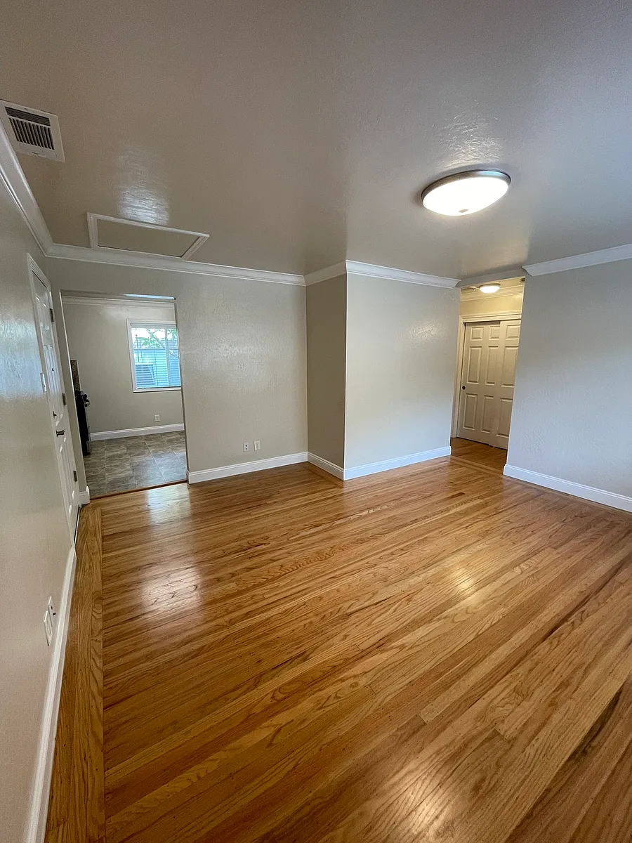 Building Photo - 2422 V St #4