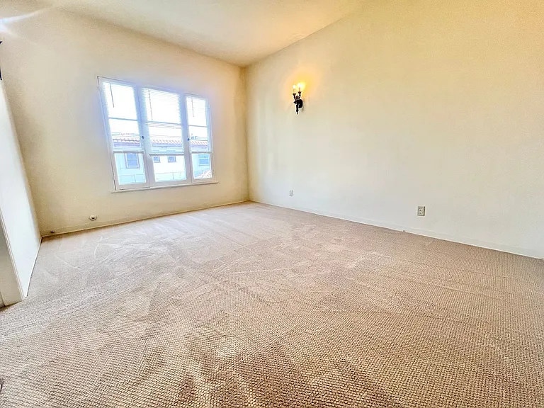 Charming Vintage 1BD/1BA Upstairs Corner Unit Near 7th Street | On-Site Laundry — Photo 12