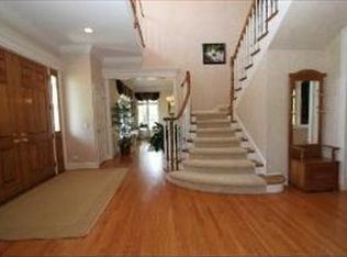 1332 Canterbury Cir, Libertyville, IL 60048