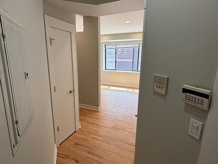 2245 W Barry Ave #2C — Photo 7