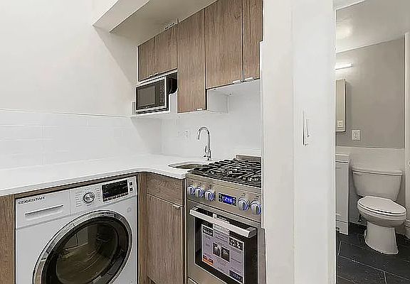 4th image of 340 W 48th St #3F
