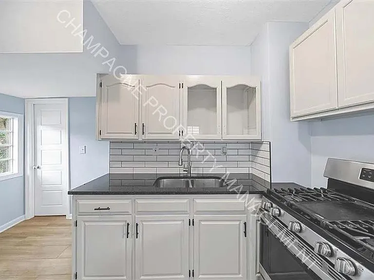 2454 Cypress Ave — Photo 3
