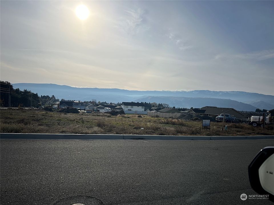 1st image of 969 N Newport Loop